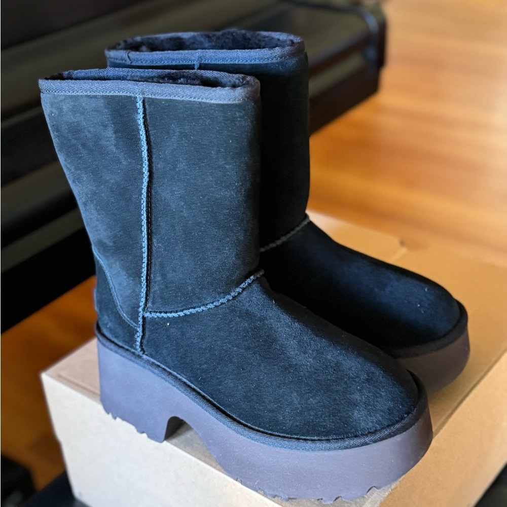 NIB UGG Black Classic New Heights Short Boots Size 6 Black